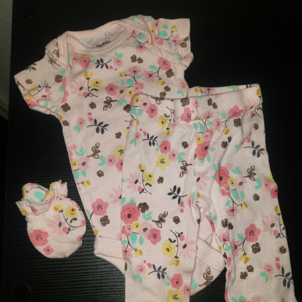 Newborn - Child of Mine/Carters Matching set with Mittens - NWOT